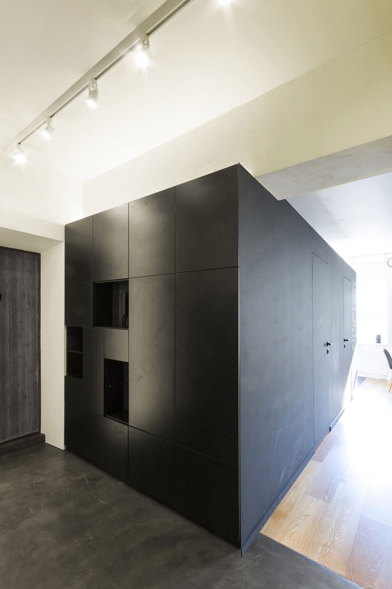 indoor-spielplatz-zuhause-wohnbereich-einbauschrank-schwarz-tafelfarbe-raumteiler-funktional