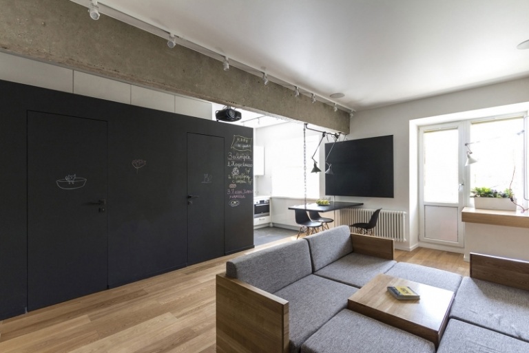 indoor-spielplatz-zuhause-wohnzimmer-einbauschrank-schwarz-tafelfarbe-modulare-couch