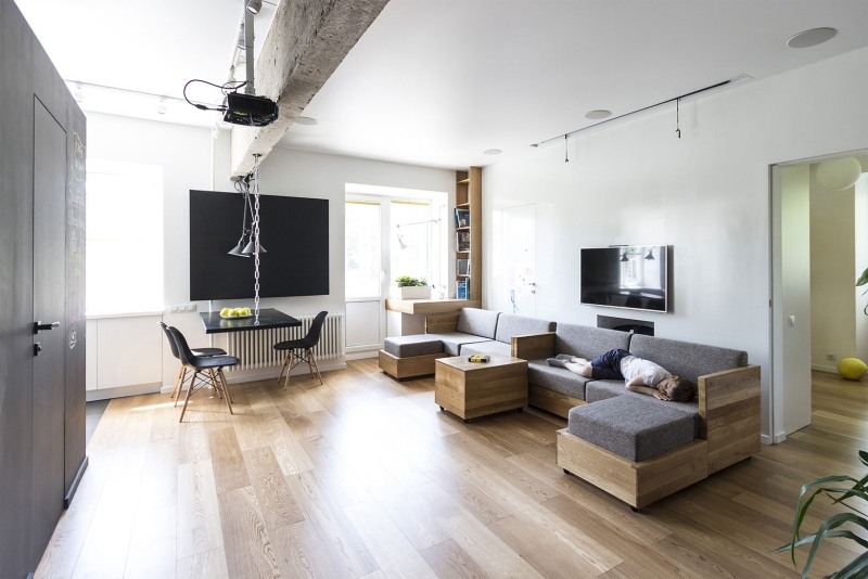 indoor-spielplatz-zuhause-wohnzimmer-modulare-couch-funktionen-eckcouch-essbereich-holzboden-wandfarbe-weiss