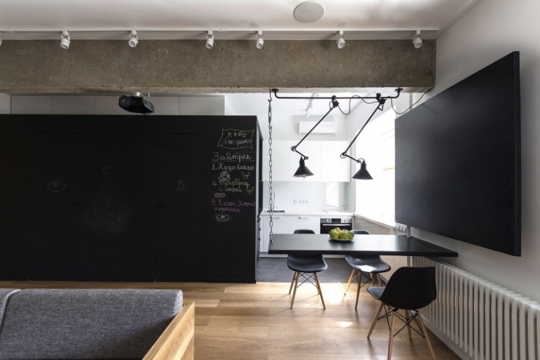 indoor-spielplatz-zuhause-wohnzimmer-modulare-couch-funktionen-einbauschrank-kueche-schwarz-weiss-tafelfarbe
