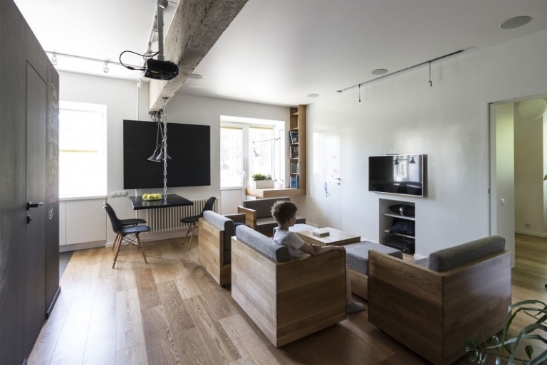 indoor-spielplatz-zuhause-wohnzimmer-modulare-couch-funktionenfernsehen-holz-graues-polster