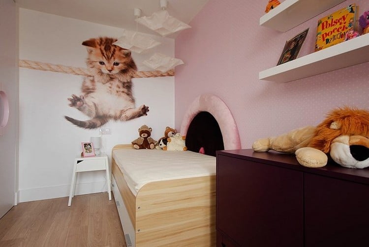 Kinderzimmer Wandgestaltung -ideen-fototapete-baby-katze-rosa-tapete-maedchen-holzbett