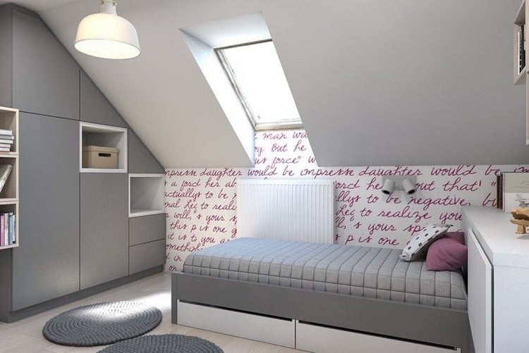 Kinderzimmer Wandgestaltung maedchen-dachschraege-tapete-schrift-rosa-buchstaben-graue-moebel