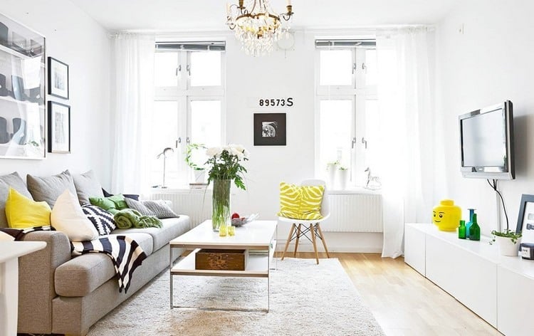 kleine-raume-farblich-gestalten-wohnzimmer-weisse-waende-taupe-sofa-gelbe-akzente