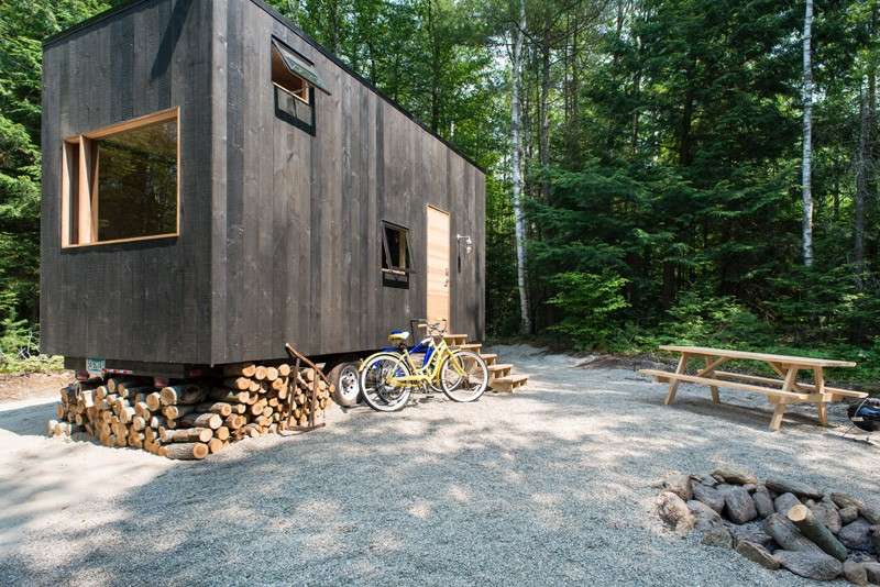 Kleines Haus -wald-natur-fahrrad-brennholz-kies-outdoor-camping-mobil-aussen
