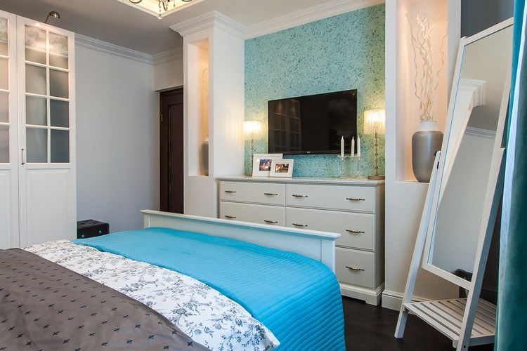 kreative-wandgestaltung-idee-schlafzimmer-dekorativer-putz-fluessigtapete-blau