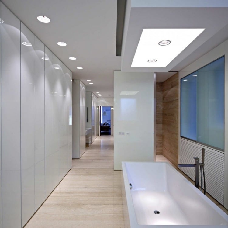 lampen-leuchten-design-minimalistisch-badezimmer-weiss-freistehende-badewanne-rechteckig