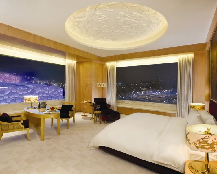 lampen-leuchten-design-schlafzimmer-panoramafenster-decke-gold-luxus-ausblick