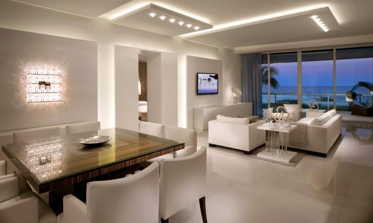 lampen-leuchten-design-wohnzimmer-elegant-weiss-luxus-panoramafenster-meeresblick