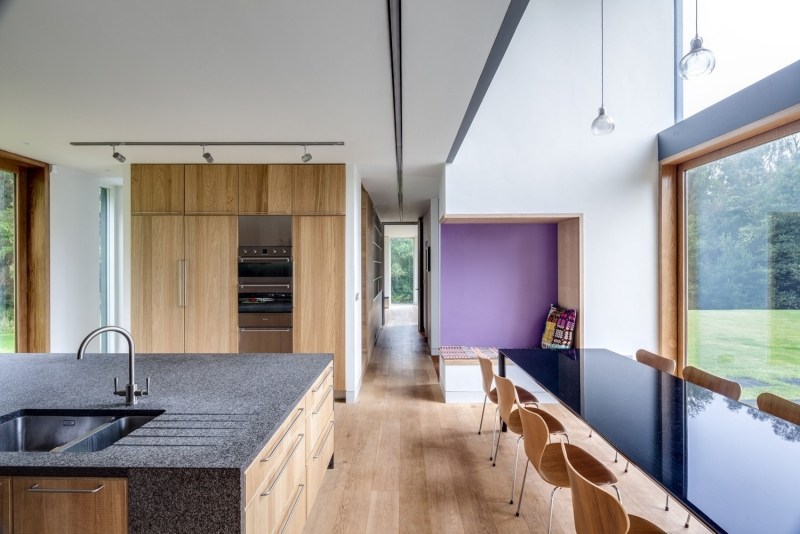 Landhaus Stil -moderne-architektur-einrichtung-kueche-essbereich-kuecheninsel-granitplatte-fensterfronten-sitzecke-stuehle