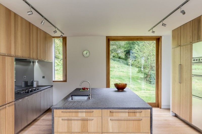 landhaus-stil-moderne-architektur-einrichtung-kueche-holzfronten-schraenke-simple-granit-kuechenplatte-kuecheninsel