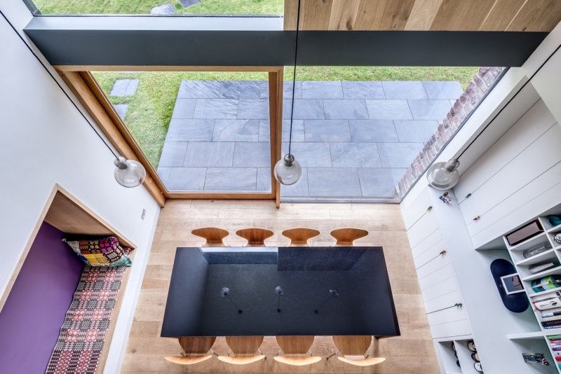 Landhaus Stil -moderne-architektur-einrichtung-sicht-obden-essbereich-tisch-hochglanz-platte-holzstuehle-biegeholz