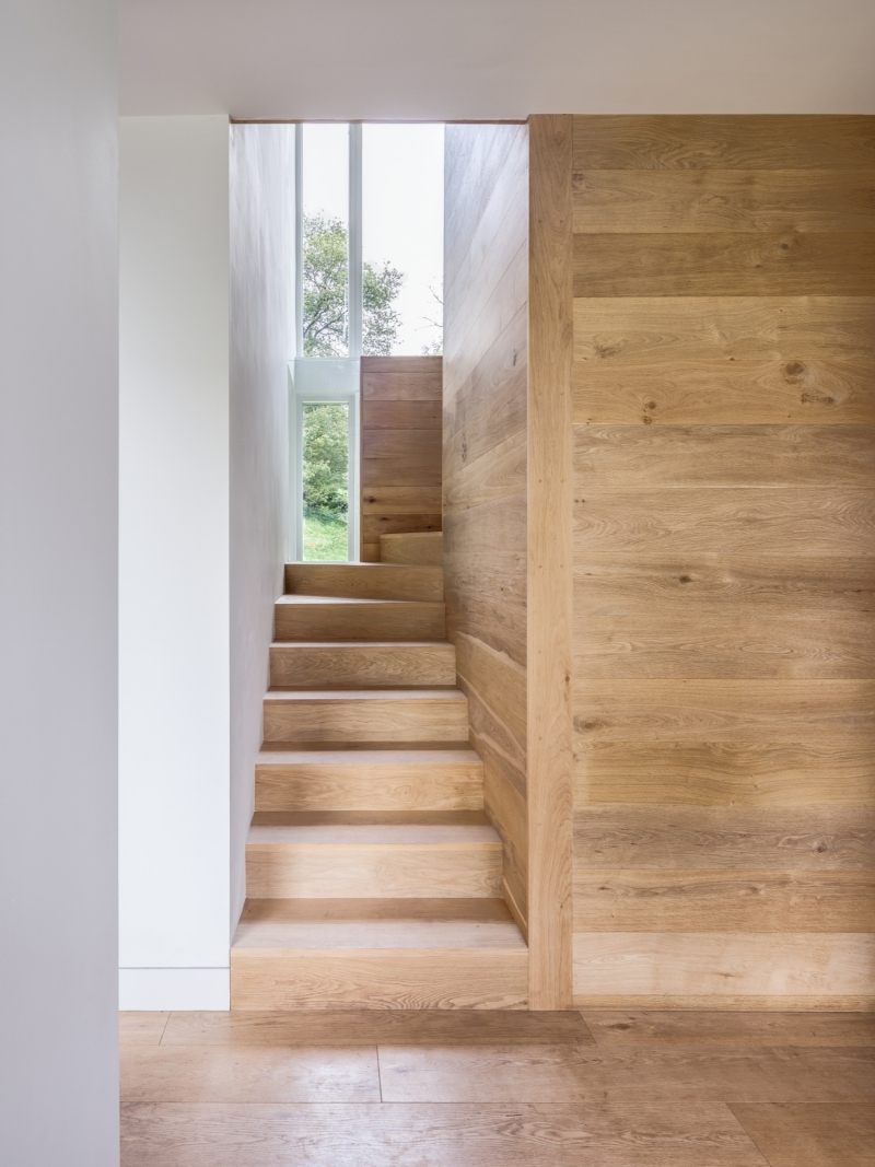 landhaus-stil-moderne-architektur-einrichtung-treppe-holztreppe-treppenhaus-holz-fenster-schmal