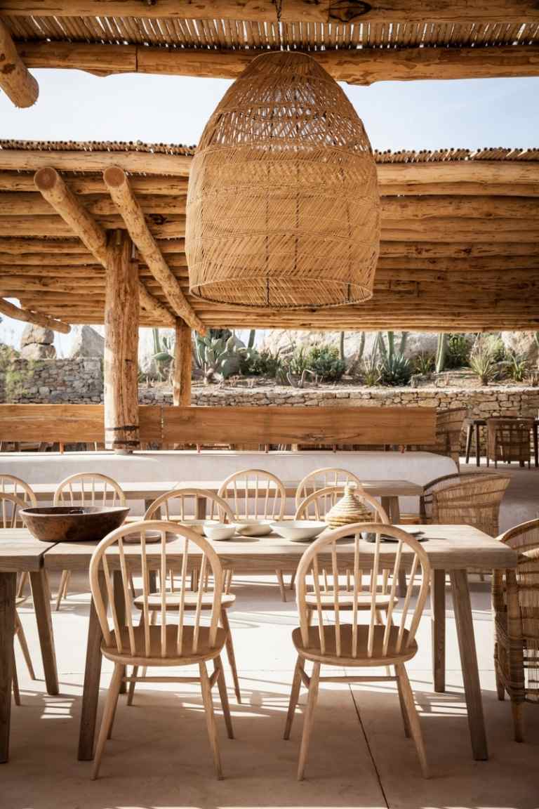 mediterrane-terrasse-kalkstein-griechenland-geflecht-stuehle-esstisch-geschirr-ueberdachung-traditionell