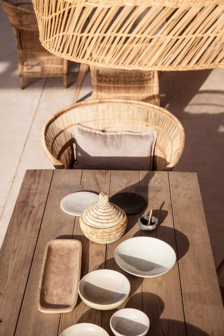 mediterrane-terrasse-kalkstein-holztisch-naturholz-stuhl-geflecht-geschirr-traditionell-sonne