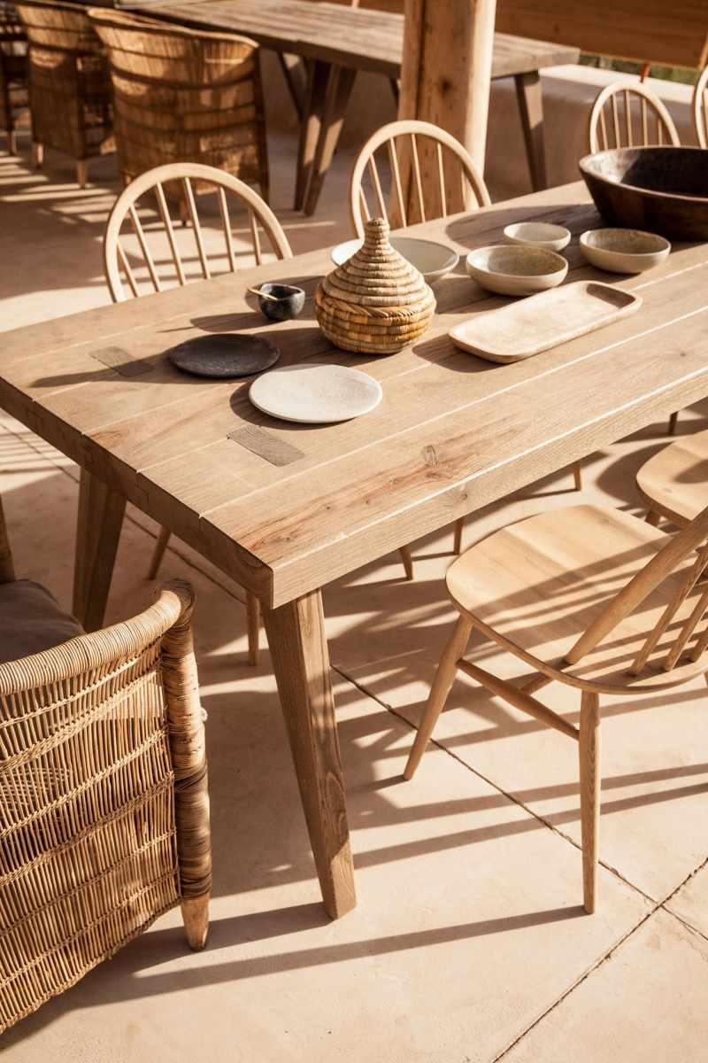 mediterrane-terrasse-kalkstein-outdoor-moebel-naturholz-geschirr-stuehle-esstisch-traditionell