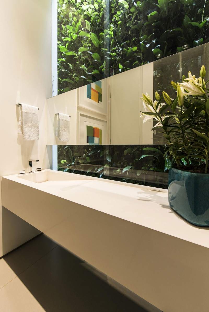 moderne-gartengestaltung-holzfassade-glasfronten-badezimmer-spiegel-waschtisch-vese-armatur-weiss