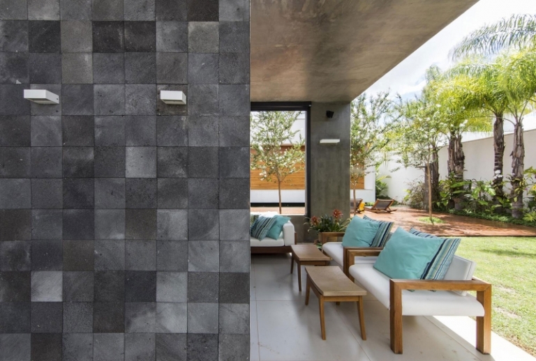 Moderne Gartengestaltung und Holzfassade für ein Haus in Brasilien