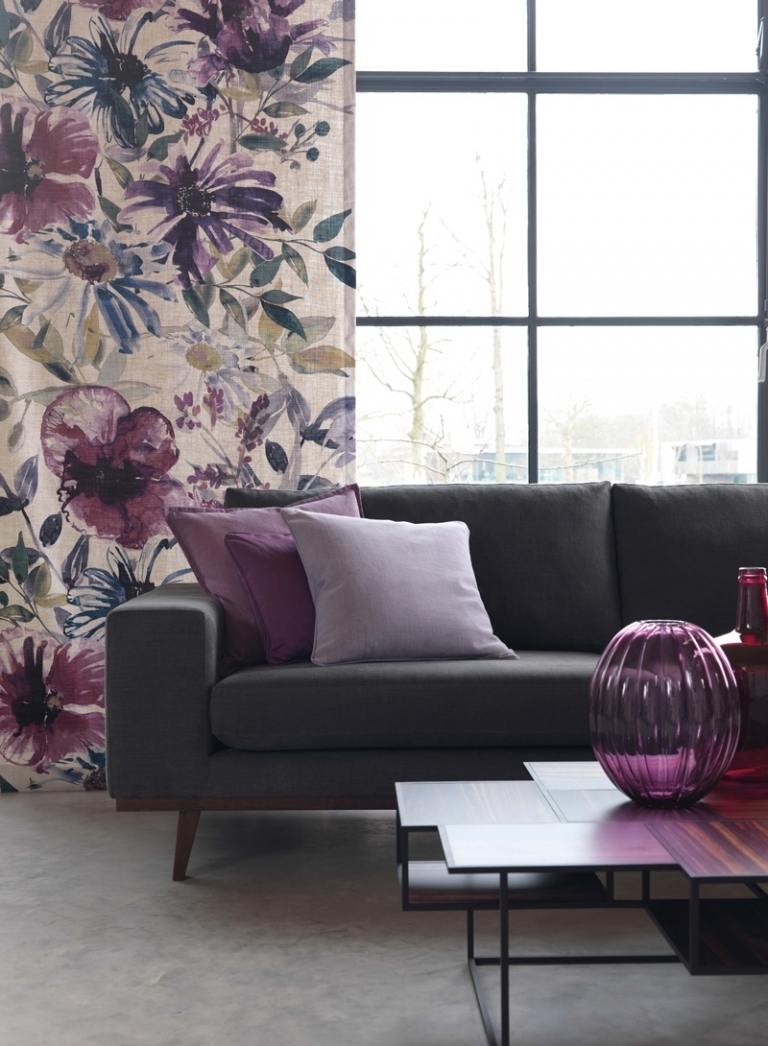 moderne-polsterstoffe-vorhaenge-moebel-couch-dunkelgrau-violett-floral-muster-aquarell-verwischt-effekt