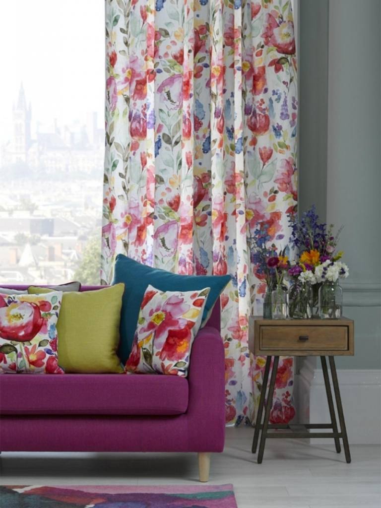 moderne-polsterstoffe-vorhaenge-moebel-floral-muster-couch-lila-kissen-farbig-bunt-beistelltisch-blumenvase