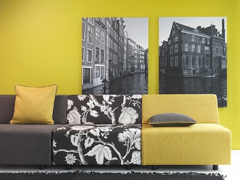 moderne-polsterstoffe-vorhaenge-moebel-grau-gelb-schwarz-fotos-kissen-floralmuster