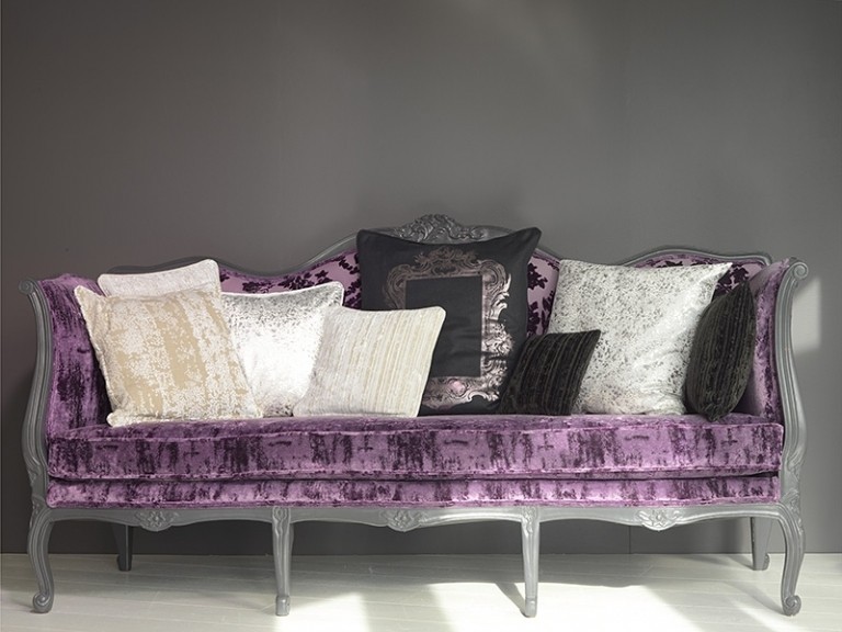 moderne-polsterstoffe-vorhaenge-moebel-ottomane-violett-lila-grau-kissen-silber-effekte-relief