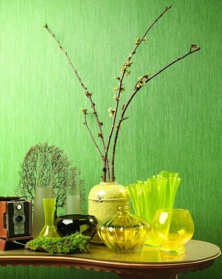 Moderne Polsterstoffe -vorhaenge-moebel-satte-farben-gruen-vasen-deko-gelb-leuchtend-colourblock