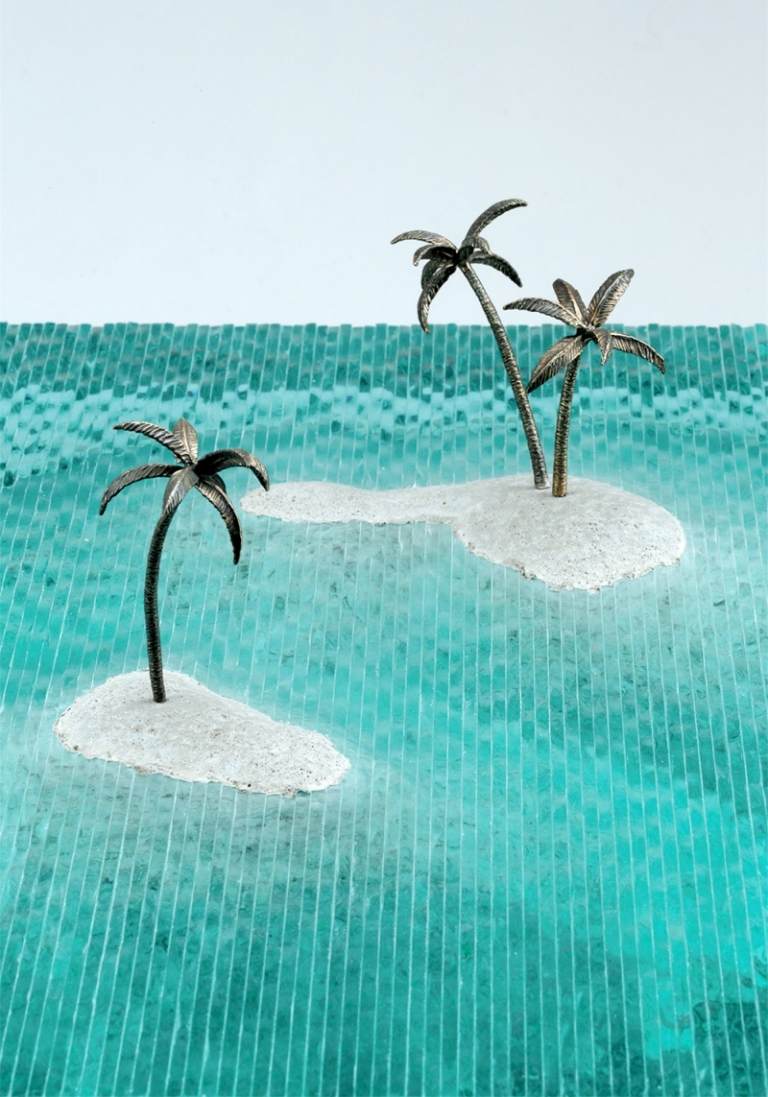 moderne Skulpturen glas-beton-palmen-figuren-insel-meer-wasserinteressant-kunst