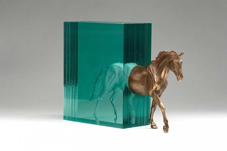 moderne-skulpturen-glas-beton-pferd-bronze-halb-aethetisch-klar-durchsichtig-kunst