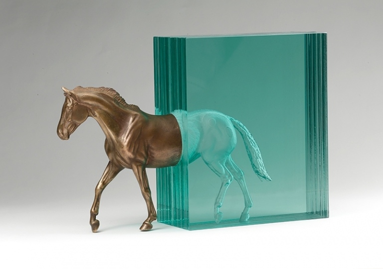 moderne-skulpturen-glas-beton-pferd-figur-statue-bronze-glasschichten-kunst