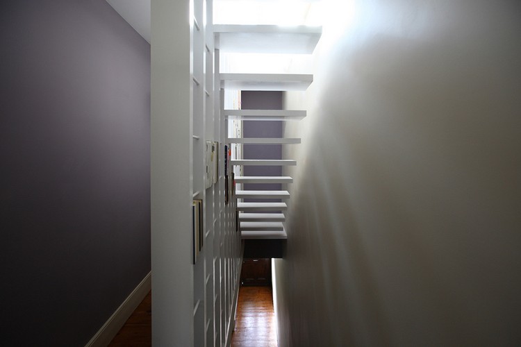 moderne Treppe bucherregal-schwebende-stufen-weiss