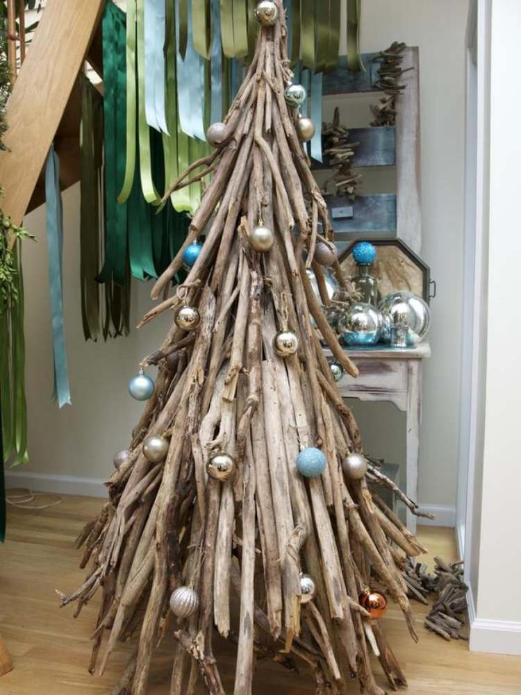 moderne-weihnachtsdeko-basteln-christbaum-treibholz-christbaumschmuck-christbaumkugeln-kreativ