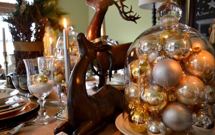 moderne-weihnachtsdeko-basteln-christbaumkugeln-silber-gold-glasglocke-hirsch-tischdeko