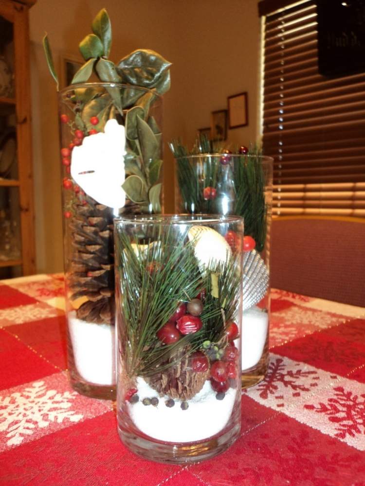 moderne-weihnachtsdeko-basteln-gestalten-tischdeko-glaeser-gefuellt-weiss-rot-zapfen