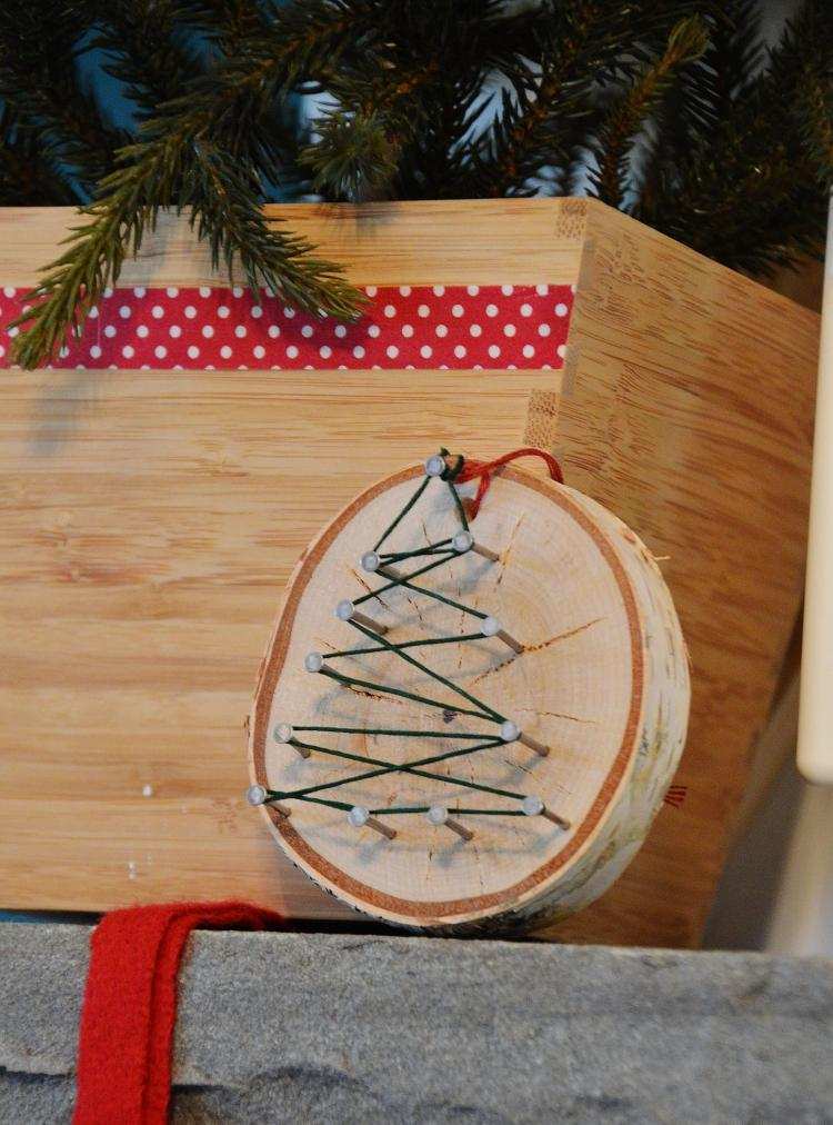 moderne-weihnachtsdeko-basteln-holzscheibe-nadel-schnur-gruen-christbaum-kreative-idee