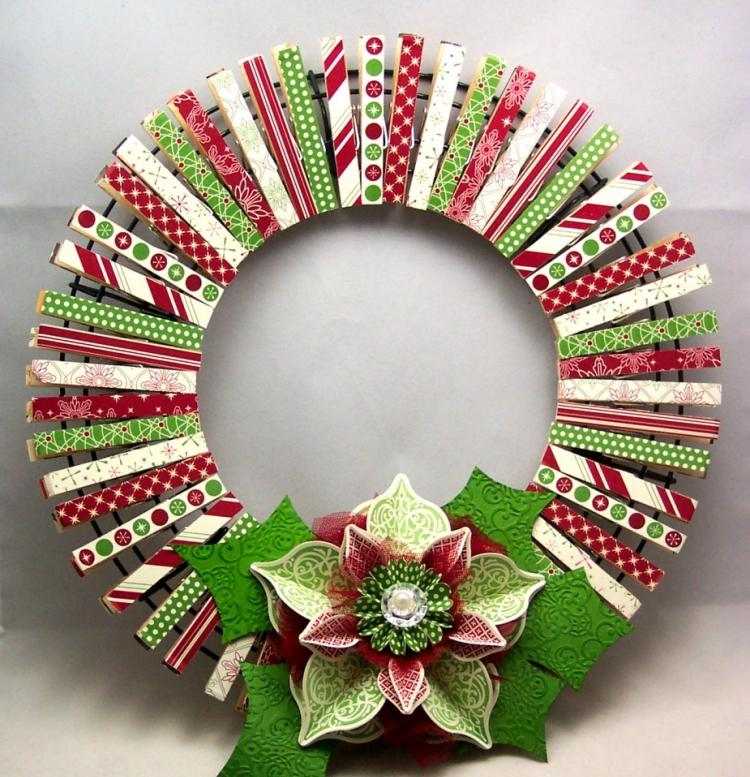 moderne-weihnachtsdeko-basteln-kranz-waescheklammer-bunt-rot-gruen-weiss-verzieren-deko-kreative-ideen