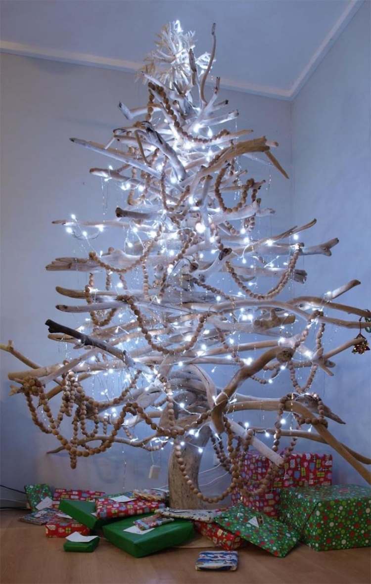 moderne-weihnachtsdeko-basteln-selber-machen-christbaum-treibholz-holz-lichterkette-geschenke-licht