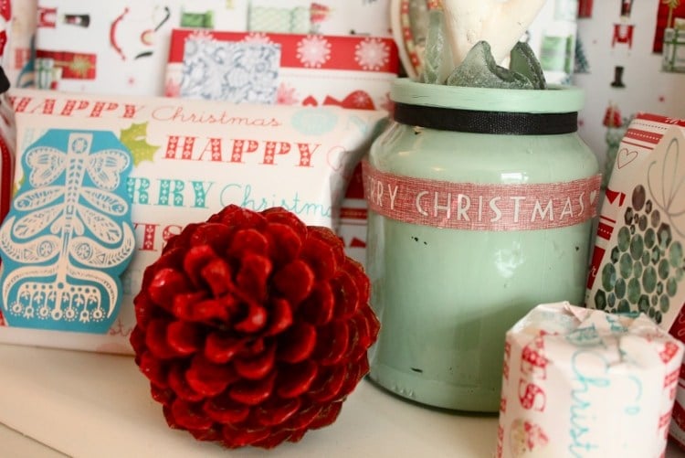 Moderne Weihnachtsdeko -basteln-zapfen-rot-faerben-verpackungen-paeckhen-gruen-kreativ