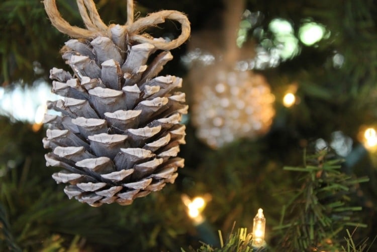moderne-weihnachtsdeko-basteln-zapfen-weiss-faerben-christbaumschmuck-aufhaengen-selber-machen