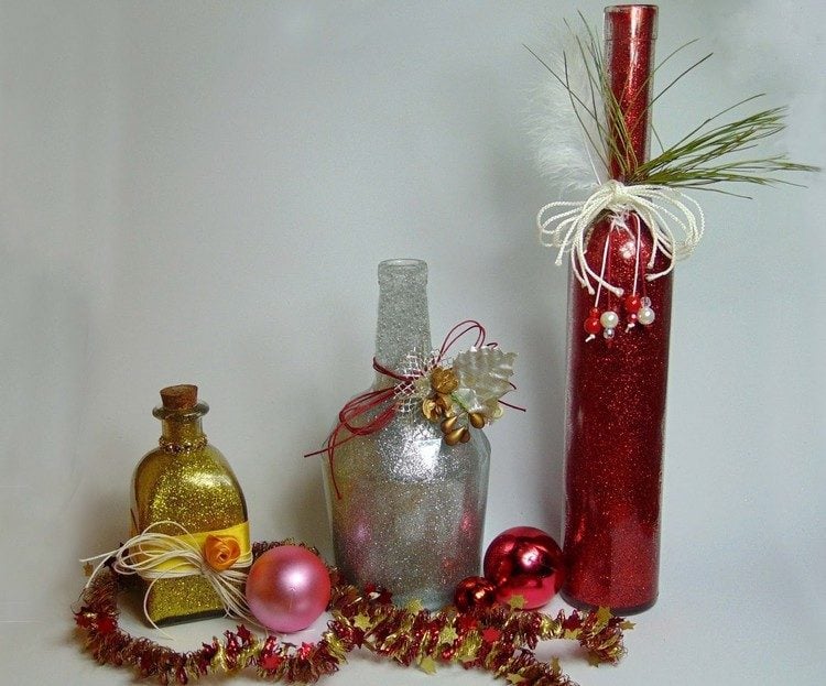 moderne-weihnachtsdeko-glasflaschen-glitzer-farbe-silber-gold-rot
