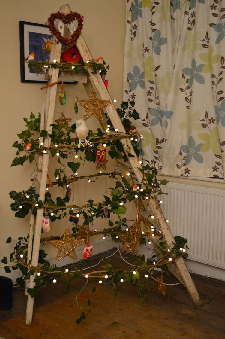 moderne-weihnachtsdeko-holzleiter-statt-weihnachtsbaum-dekoriert