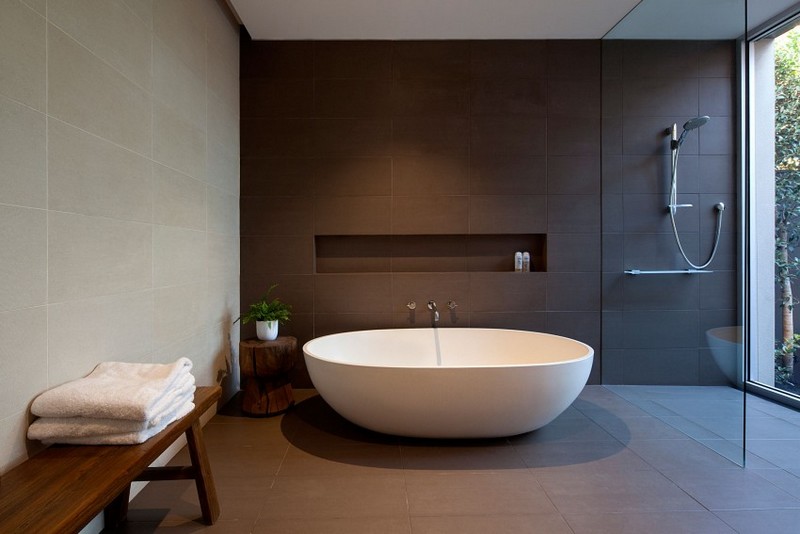 moderner-Hausanbau-Badezimmer-Neutralfarben-freistehende-Badewanne