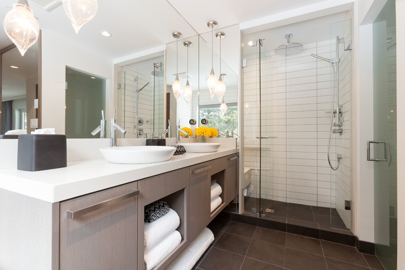 moderner-landhausstil-umbau-almhaus-bad-beige-braun-weiss-dusche-glaswand-waschtisch-spiegelwand
