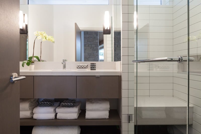moderner-landhausstil-umbau-almhaus-badezimmer-beige-waschtisch-weiss-dusche-glaswand
