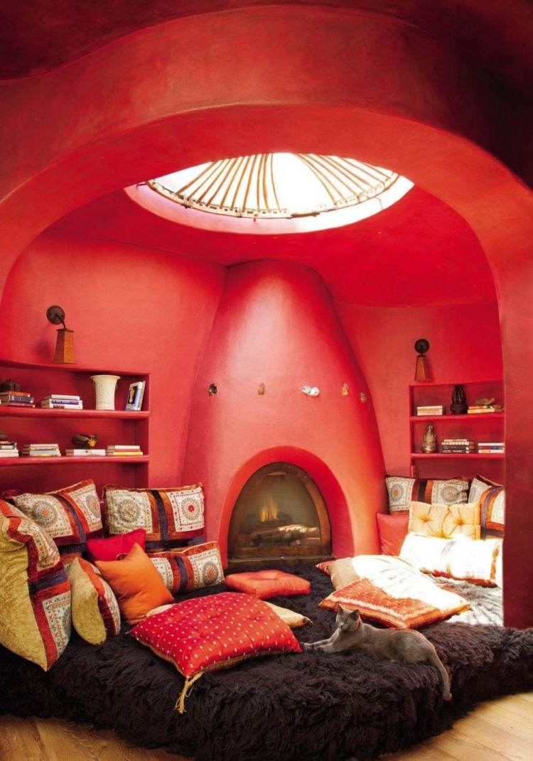 orientalische-wohnideen-wohnaccessoires-rot-gewoelbte-decke-dachfenster-bodenkissen-kissen-katze-kamin