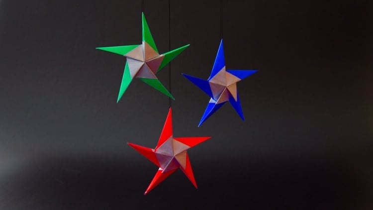 origami-weihnachten-falten-faltanleitung-sterne-papier-rot-gruen-blau