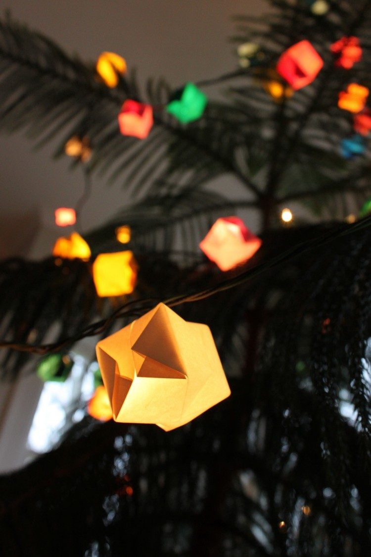 origami-weihnachten-weihnachtsbaum-lichterketten-bunte-papier-schachteln