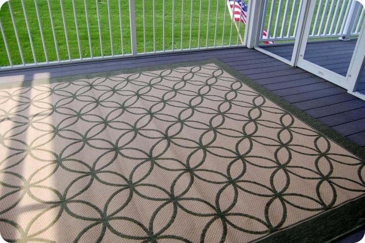 outdoor-teppiche-design-braun-muster-terrasse-garten-rasen-metallgelaender-weiss