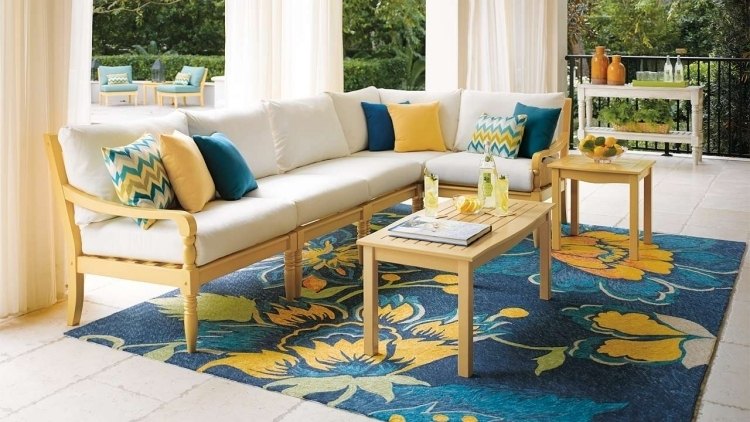 outdoor-teppiche-design-bunt-muster-blau-gelb-senfgelb-vlume-vorhaenge-weiss-gartenmoebel-holz