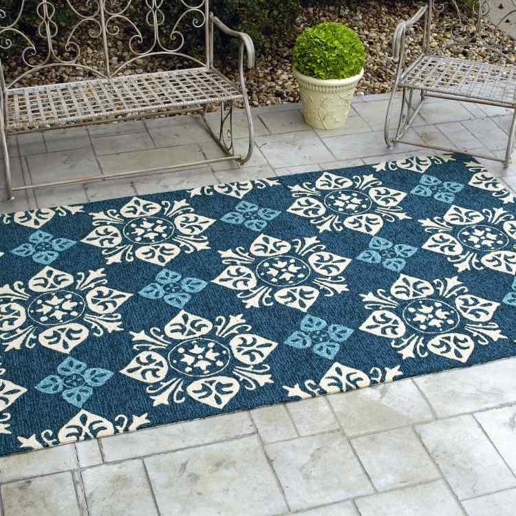 outdoor-teppiche-design-bunt-muster-laeufer-blau-weiss-ornamente-naturstein-gartenmoebel-metall-pflanzkuebel